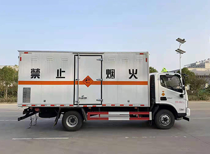 松柏镇爆破器材运输车