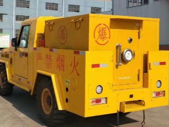 松柏镇凯龙爆破器材运输车：保障爆破任务的安全运行